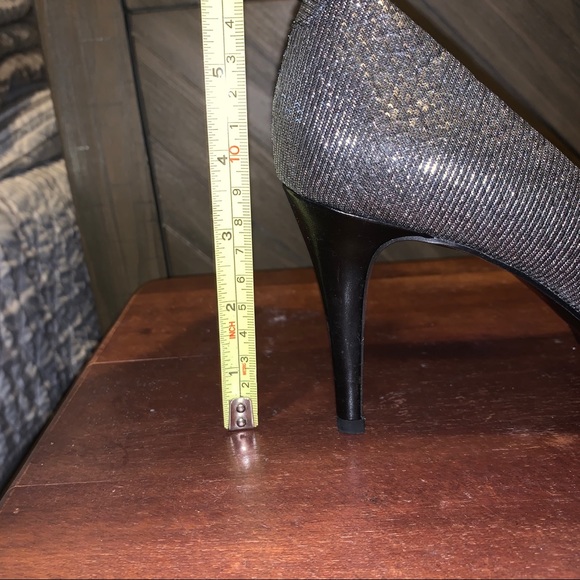 Tahari Sophia Silver Platform Pumps High Heels 6M - Picture 8 of 8
